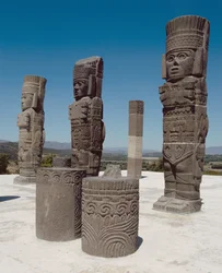 Les colonnes atlantes au sommet de la pyramide B, précolombien